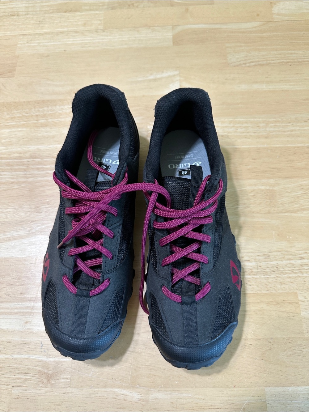 Giro Junction Women's Black Sneakers with Magenta Laces, size 8.5